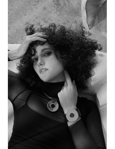 Black leather bracelet with shiny gold-plated steel ring