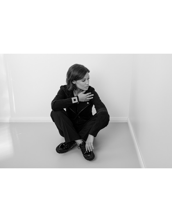 Black women's leather bracelet with a gold-plated square accent and a magnetic gold clasp