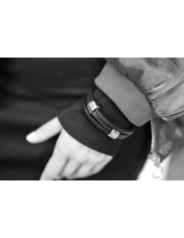 Handcrafted black leather bracelet with gold-plated stainless steel details. Elegant and modern accessory.