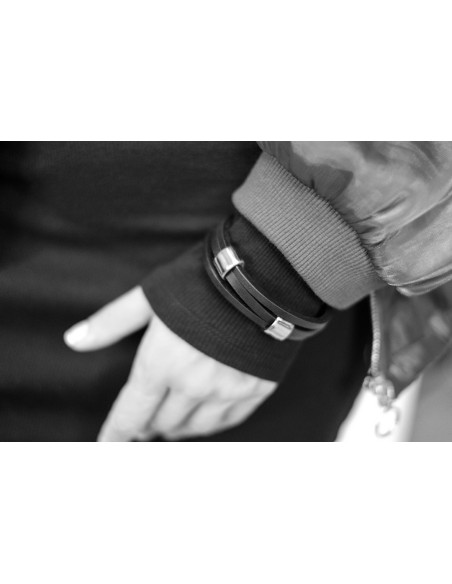 Handcrafted black leather bracelet with gold-plated stainless steel details. Elegant and modern accessory.