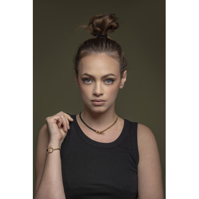 Stainless steel curb chain bracelet in gold and matte black shades with 4 mm width. 2