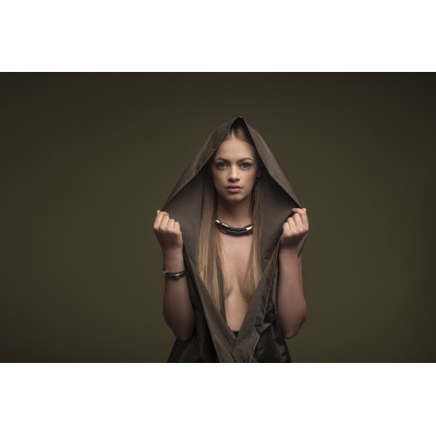 Handcrafted black leather bracelet with gold-plated stainless steel details. Elegant and modern accessory. 2