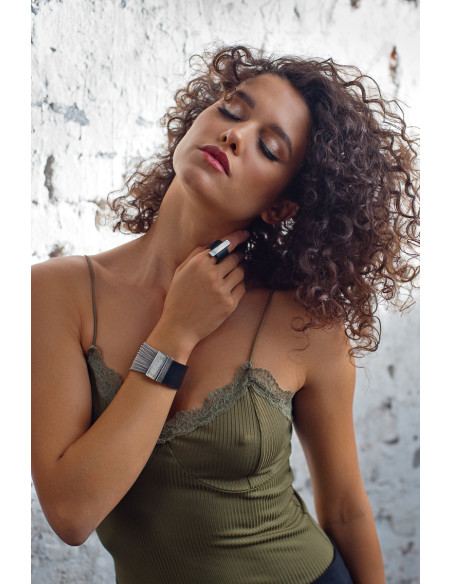 Women's bracelet made of stainless steel mesh and leather with a matte magnetic clasp