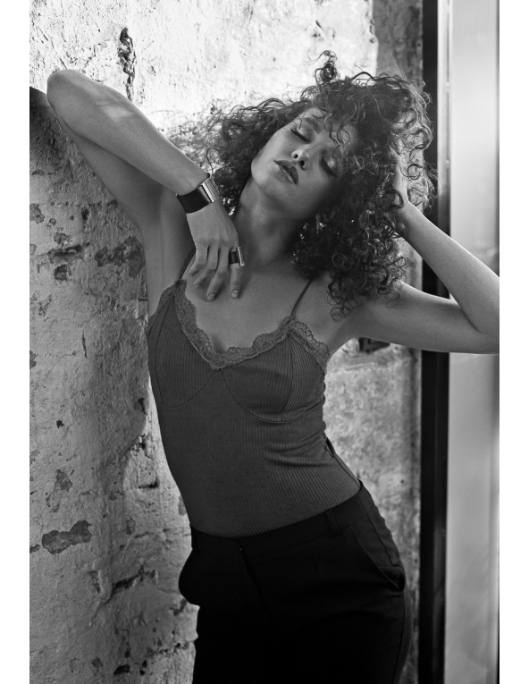 Women's bracelet made of stainless steel mesh and natural leather with a shiny magnetic clasp