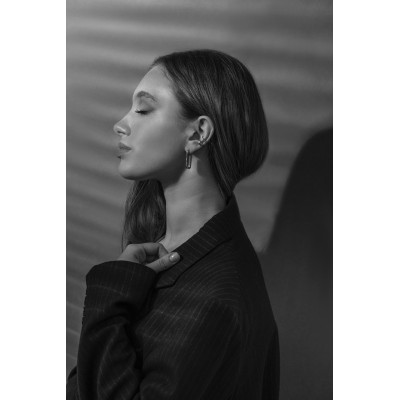 Silver 2.5 mm stainless steel ear cuff with polished finish. 2