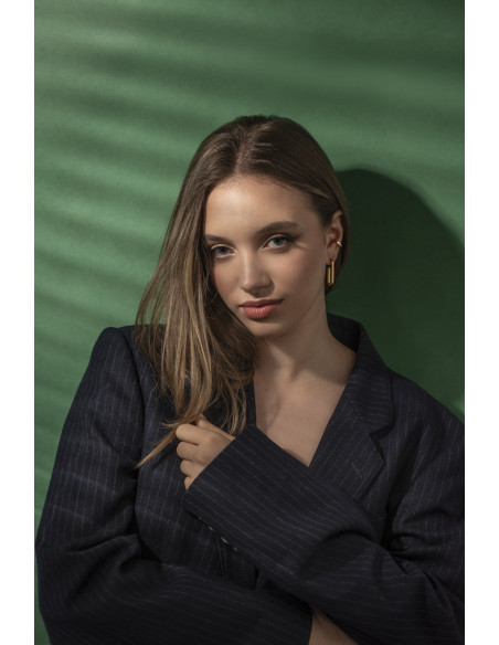 Gold 2.5 mm stainless steel ear cuff with polished golden finish.