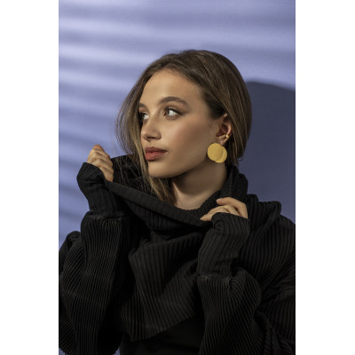 Gold 4.1 mm stainless steel ear cuff with polished golden finish. 2