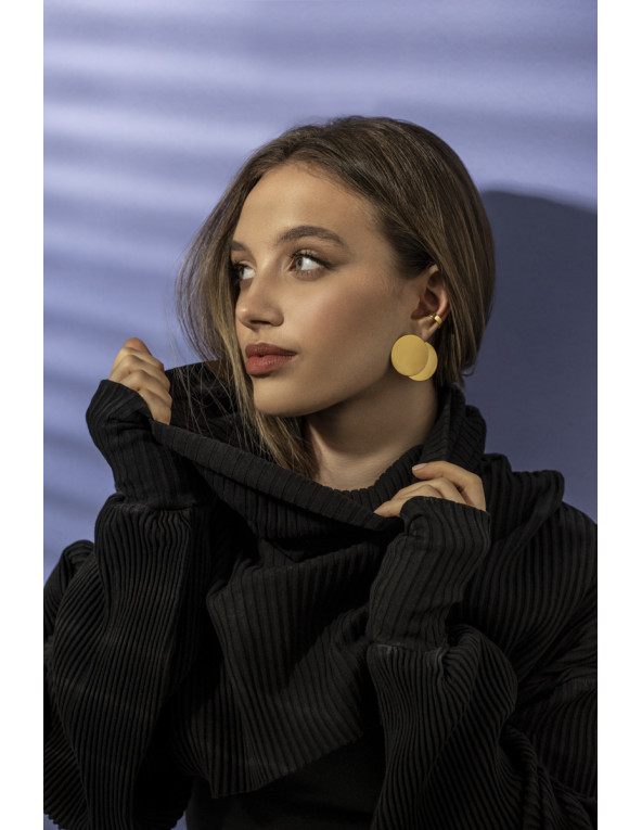 Gold 4.1 mm stainless steel ear cuff with polished golden finish.