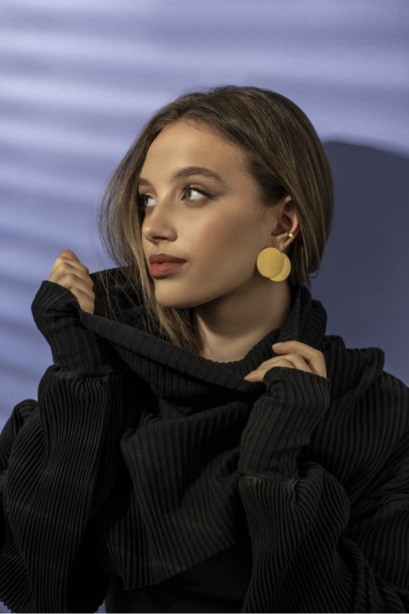 Gold 4.1 mm stainless steel ear cuff with polished golden finish.