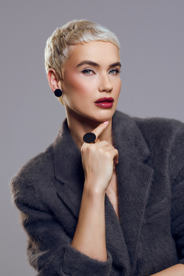 Minimalist hoop earrings in matt black stainless steel | moora.eu 2