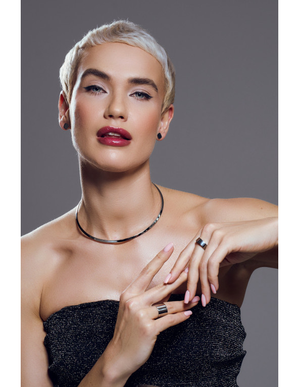 Delicate silver stainless steel choker in a minimalist design