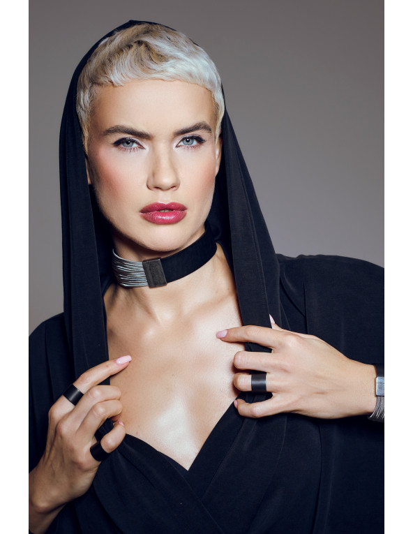 Choker made of leather and jeweler's steel mesh with magnetic clasp