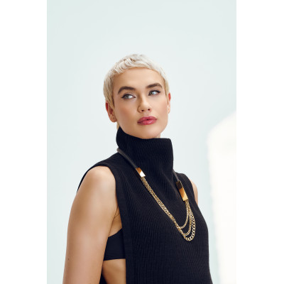 Leather and gold stainless steel necklace in an elegant modern style 2