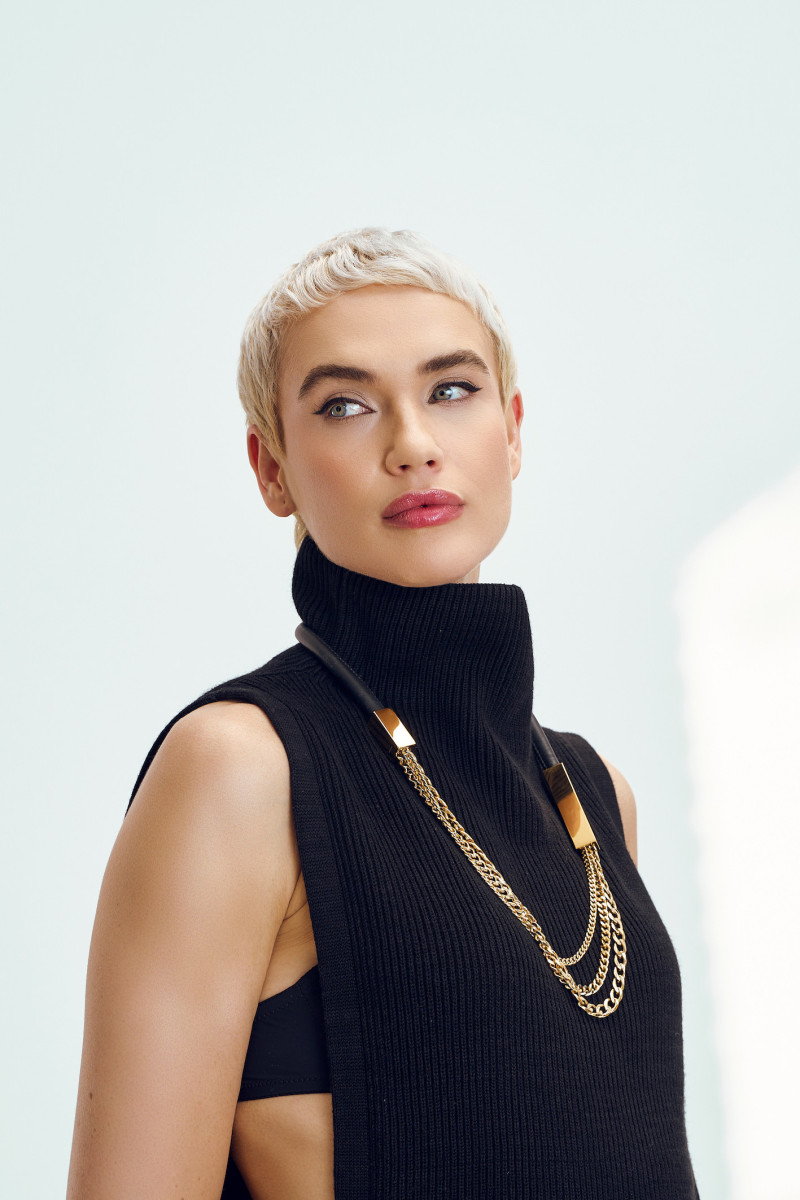 Leather and gold stainless steel necklace in an elegant modern style