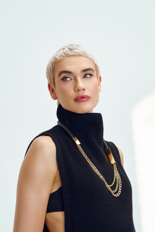 Leather and gold stainless steel necklace in an elegant modern style