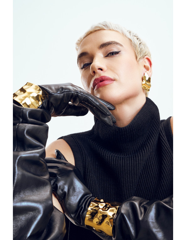 Gold crumpled plate earrings made of stainless steel with stud clasp