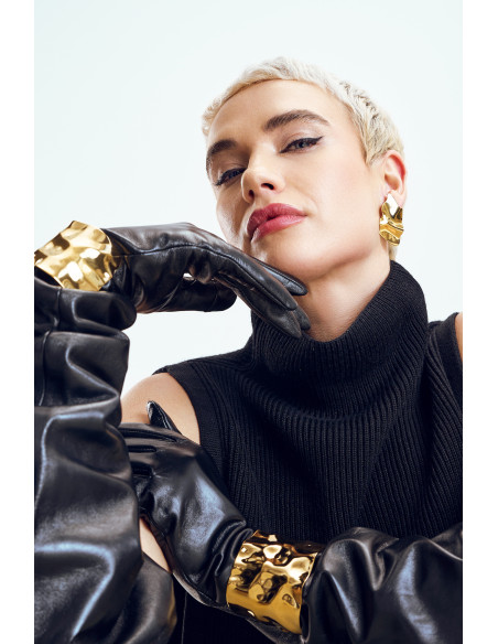 Gold crumpled plate earrings made of stainless steel with stud clasp