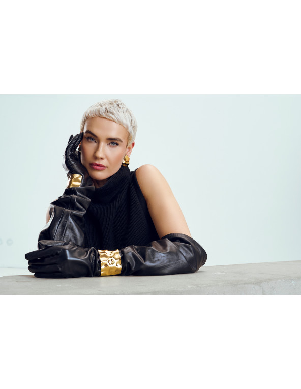 Gold crumpled plate earrings made of stainless steel with stud clasp