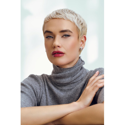 Minimalist earrings with white pearl 2