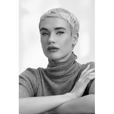 Minimalist gold-plated earrings with white pearl 2