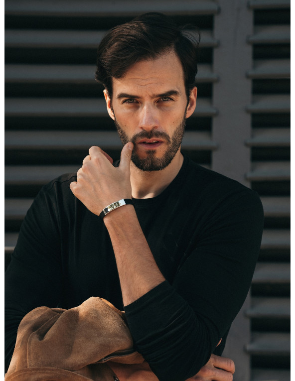Black leather bracelet with engraving and silver stainless steel element – minimalist and personal.