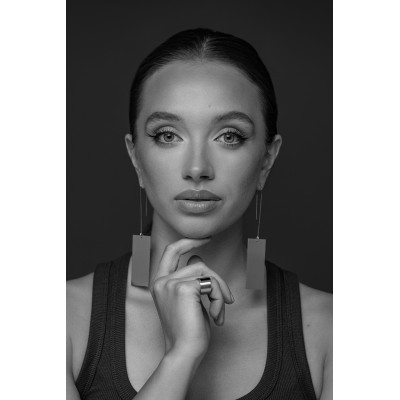 Women's silver signet ring made of brushed stainless steel with a black rectangle 2