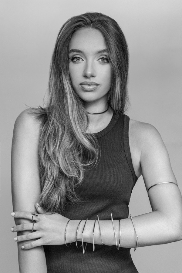 Delicate silver stainless steel choker necklace with minimalist timeless design 2