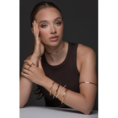 Delicate gold stainless steel choker necklace with minimalist elegant design 2