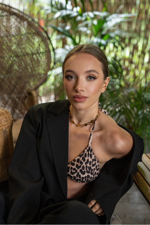 A subtle necklace made of gold-plated stainless steel with adjustable length 2