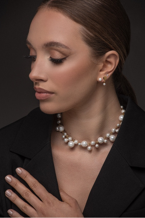 Delicate gold-plated earrings with 3 mm shell pearls