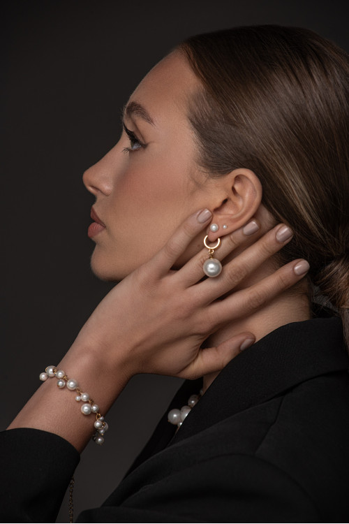 Delicate gold-plated earrings with 3 mm shell pearls