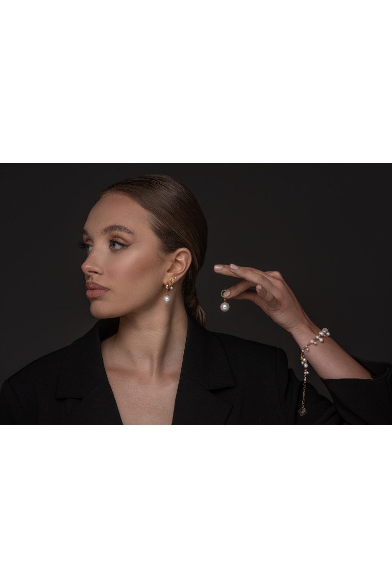 Delicate gold-plated earrings with 3 mm shell pearls