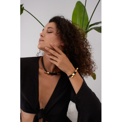 Leather necklace with gold-plated stainless steel in a golden shade 2