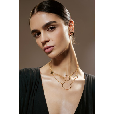 Delicate gold-plated stainless steel hoop earrings in gold color with stud fastening, minimalist and elegant design. 2