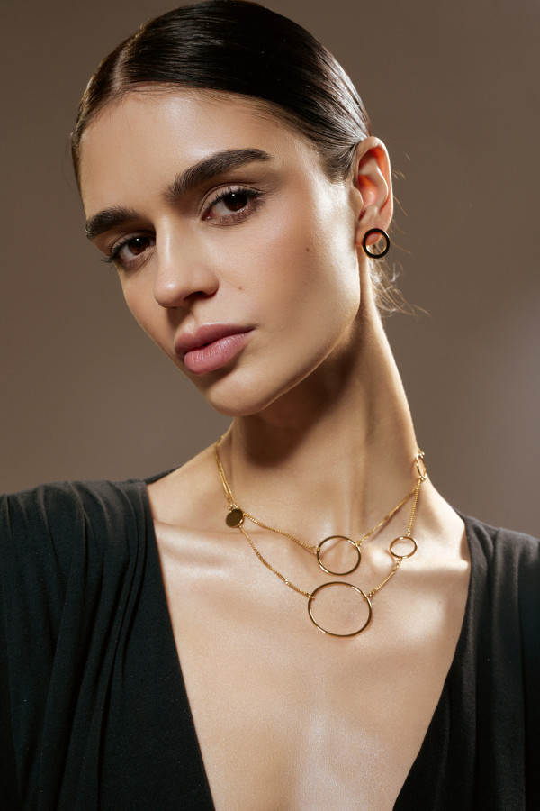 Delicate gold-plated stainless steel hoop earrings in gold color with stud fastening, minimalist and elegant design. 2