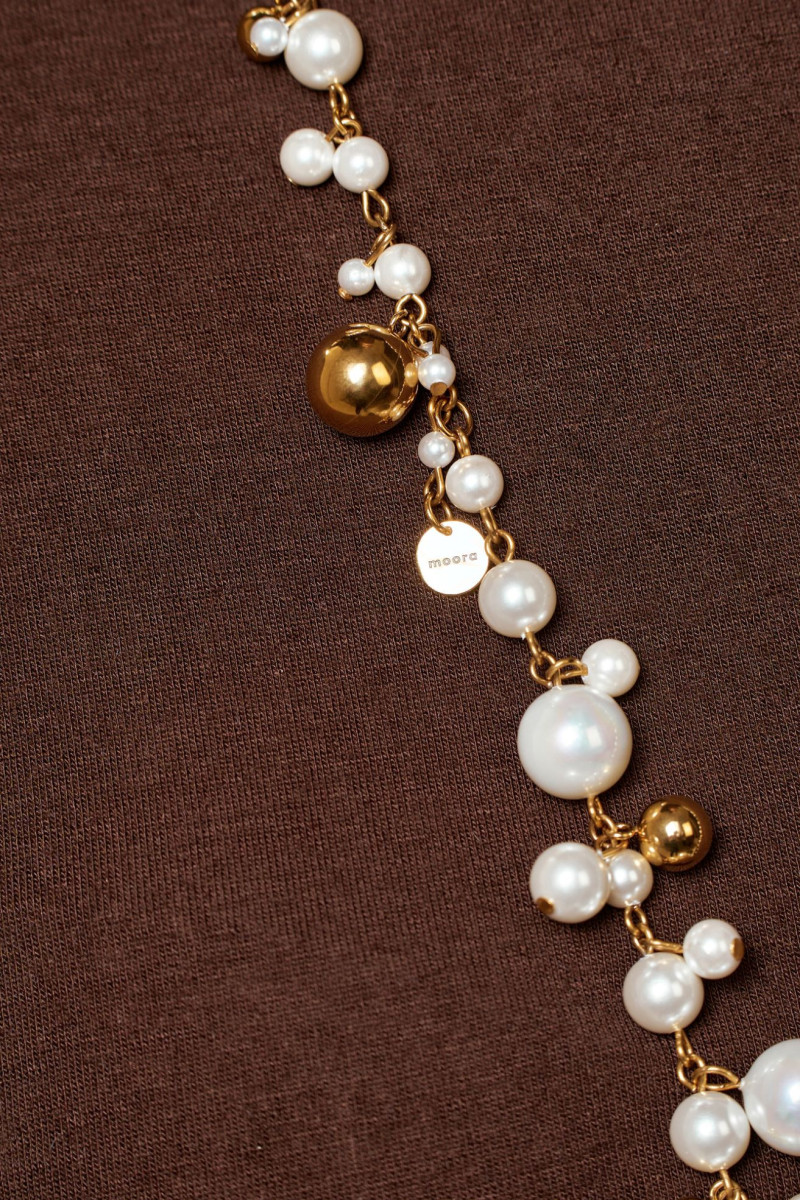Long gold-plated stainless steel necklace with white pearls | moora.eu