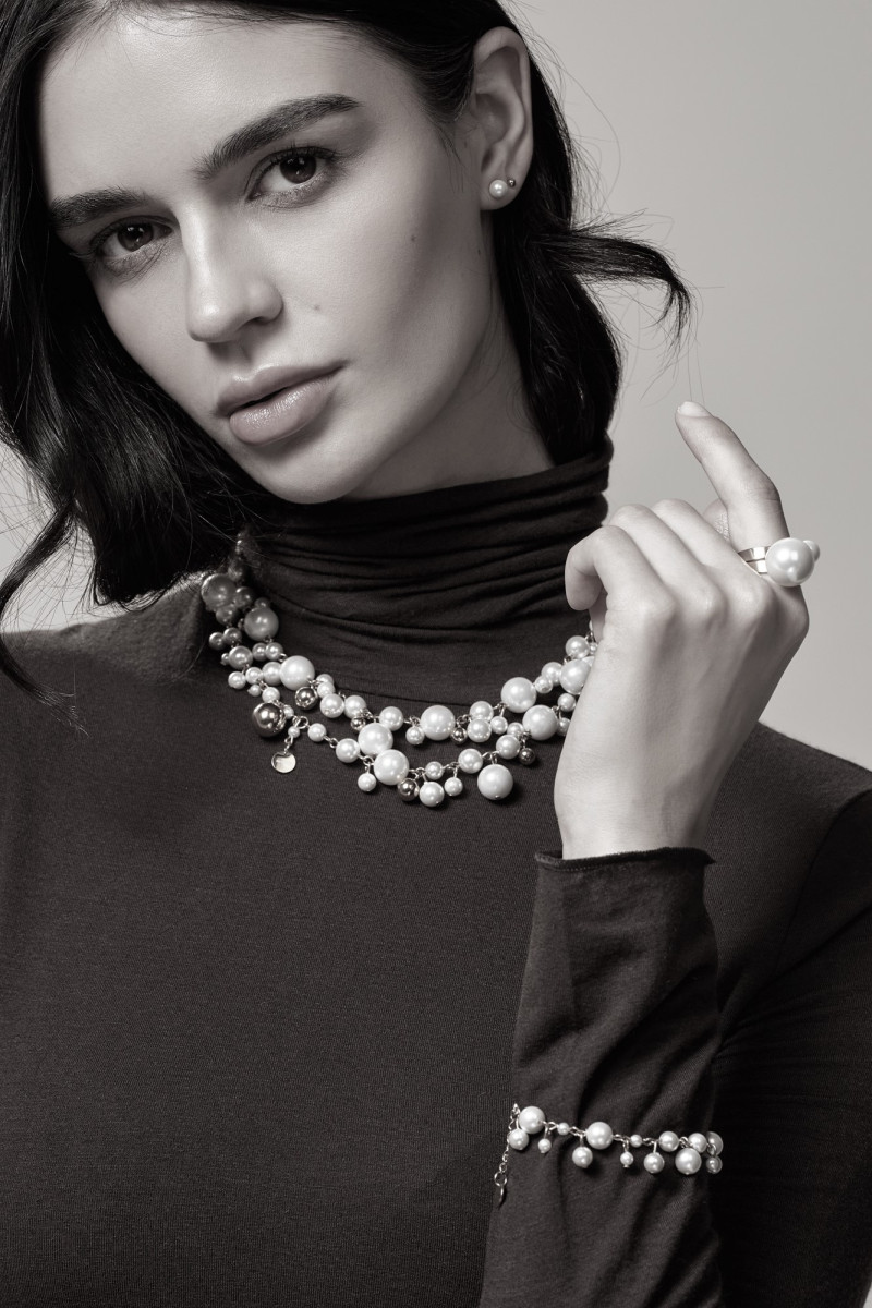 Long silver stainless steel necklace with white pearls | moora.eu
