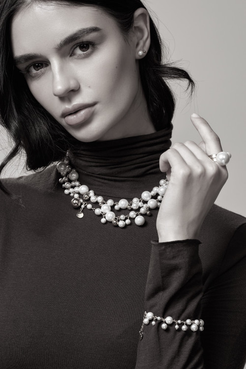 Long silver stainless steel necklace with white pearls | moora.eu