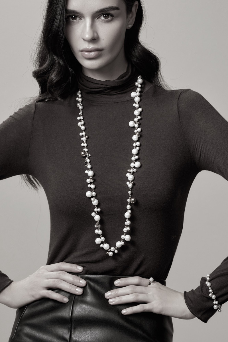 Long silver stainless steel necklace with white pearls | moora.eu