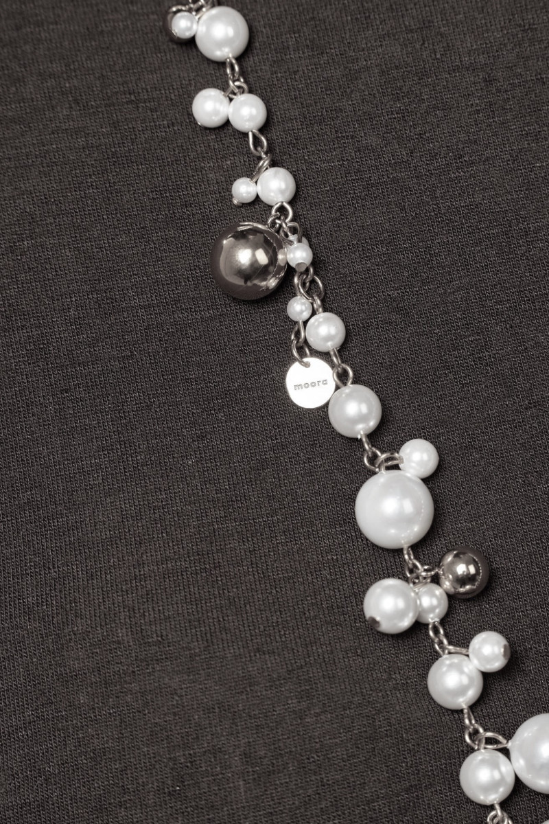 Long silver stainless steel necklace with white pearls | moora.eu