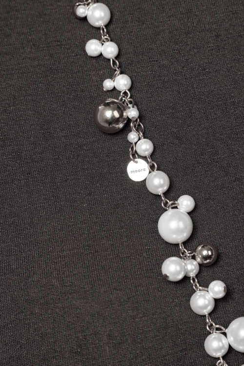 Long silver stainless steel necklace with white pearls | moora.eu