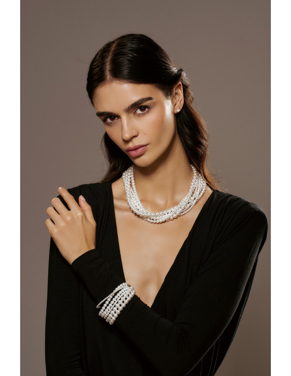Classic white pearl necklace