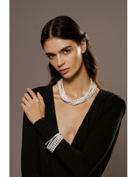 Classic white pearl necklace