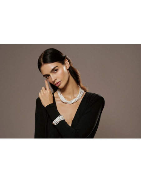 Classic white pearl necklace