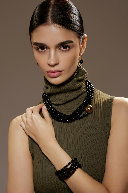 Classic necklace made of natural onyx and decorative ball