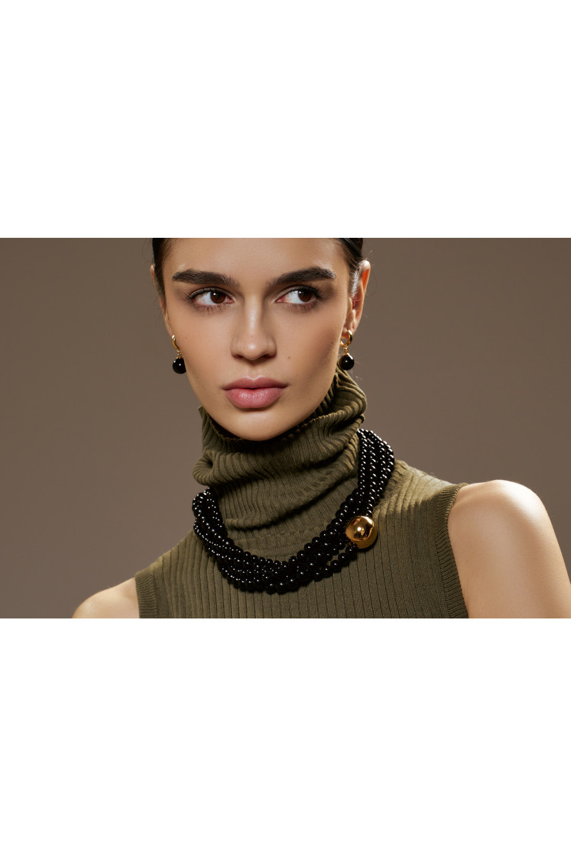 Classic necklace made of natural onyx and...