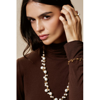 Gold-plated ring with a delicate white shell pearl.