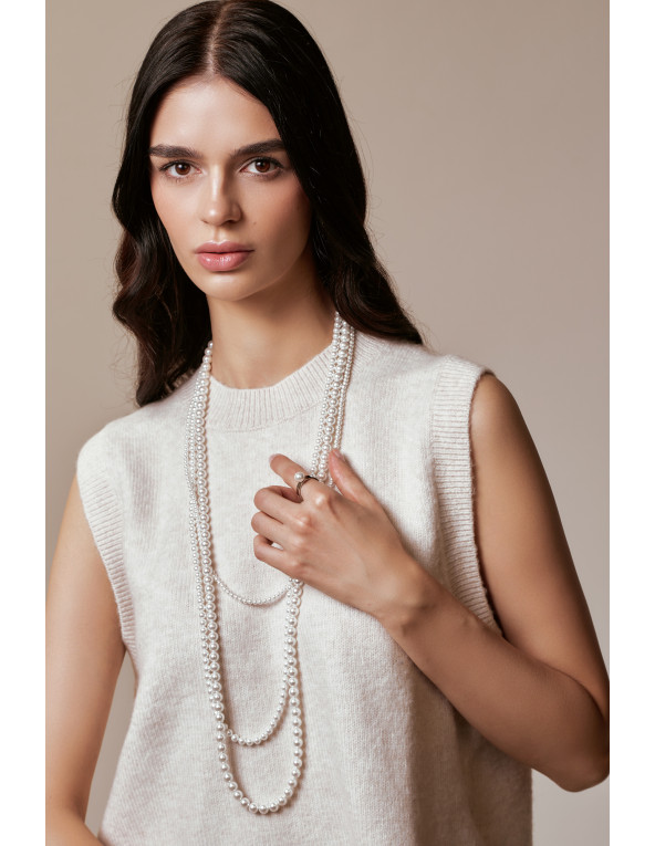 Gold-plated ring with a delicate white shell pearl.