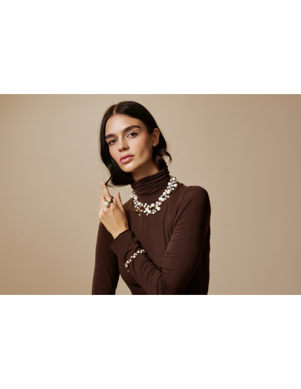 Gold-plated ring with a delicate white shell pearl.