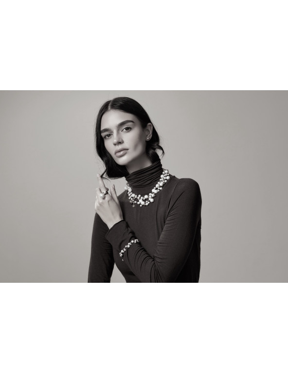 Ring with a delicate pearl